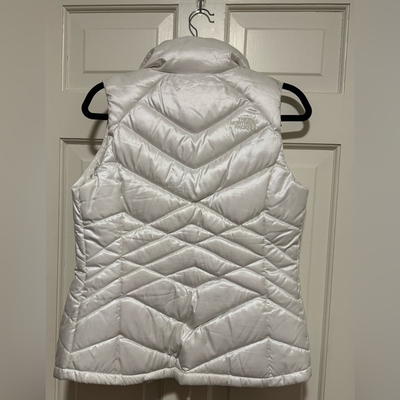 The North Face—Quilted Puffer Vest 550, Winter White, Satiny Shine, S, Zip Front - Picture 3 of 14